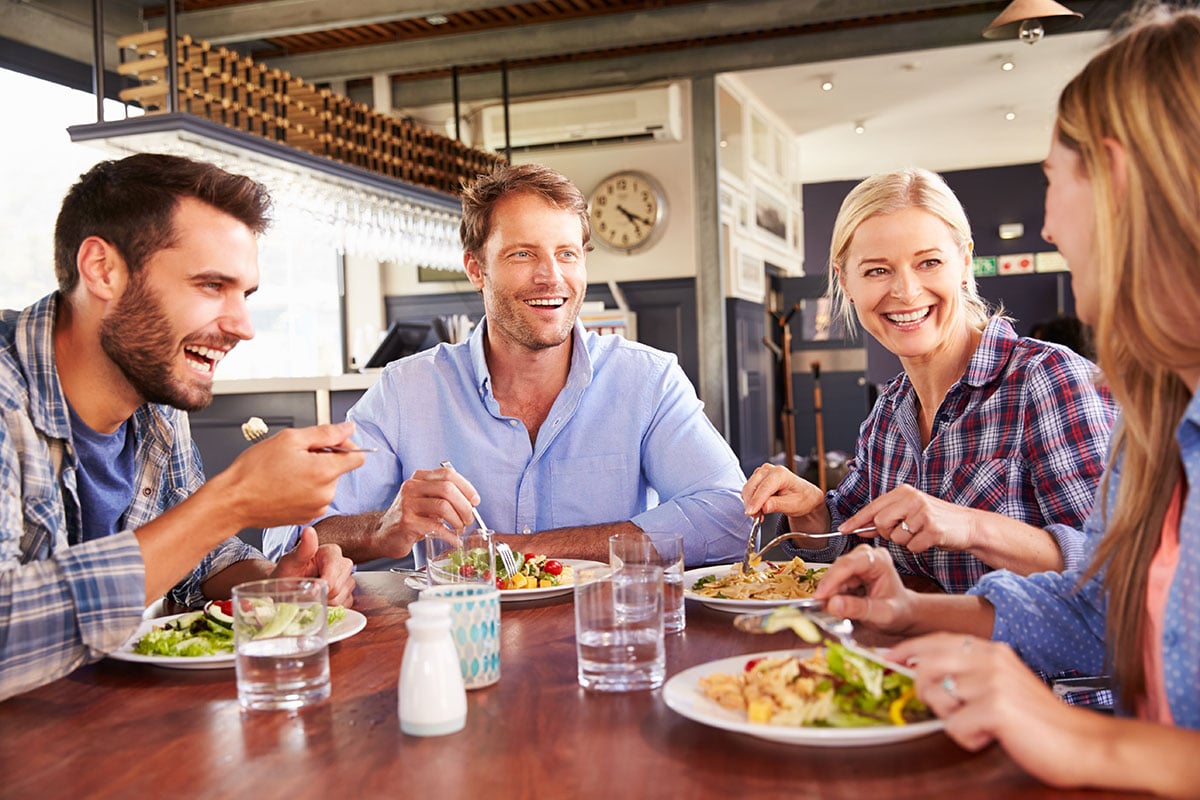 Loves rest. Люди обедают в кафе. Люди едят в кафе. Люди обедают в ресторане. Обед за столом.